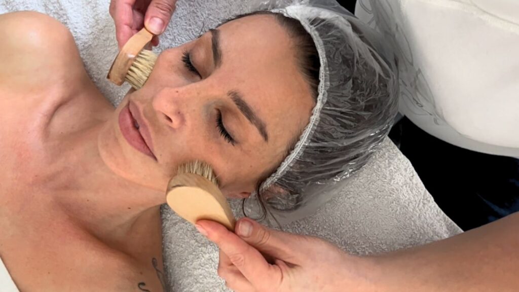 pratica in classe di dry brushing - corso estetica - beauty