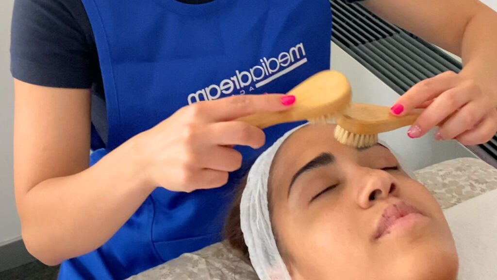Pratica in aula di dry brushing - corso estetica - beauty